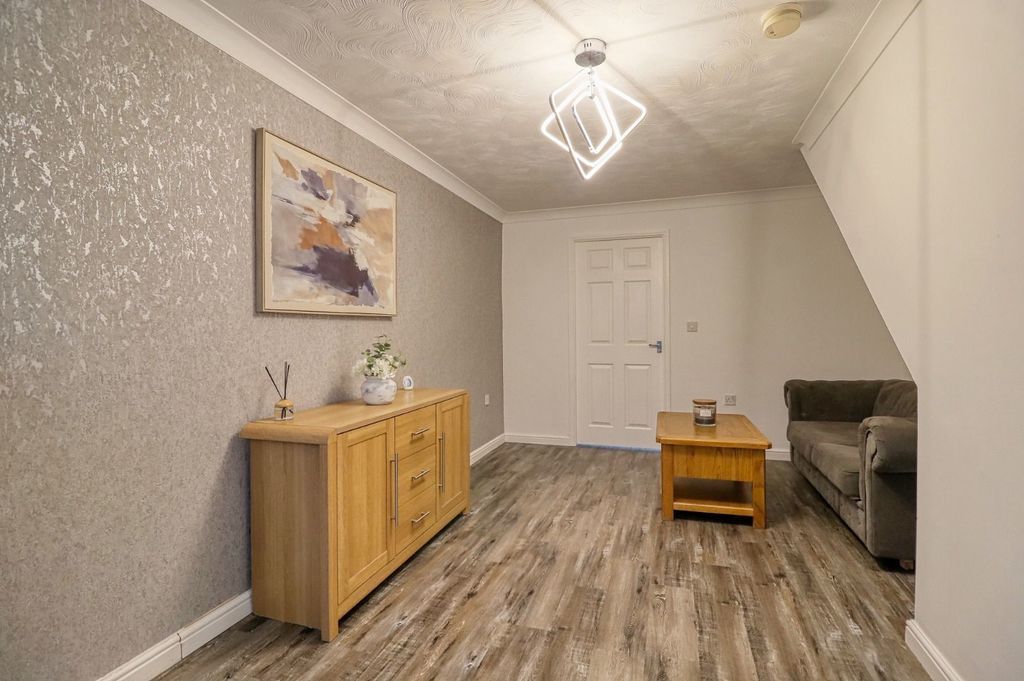 Property photo 3 of 11 Lounge