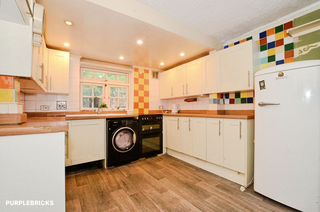Property photo 3 of 21 Kitchen