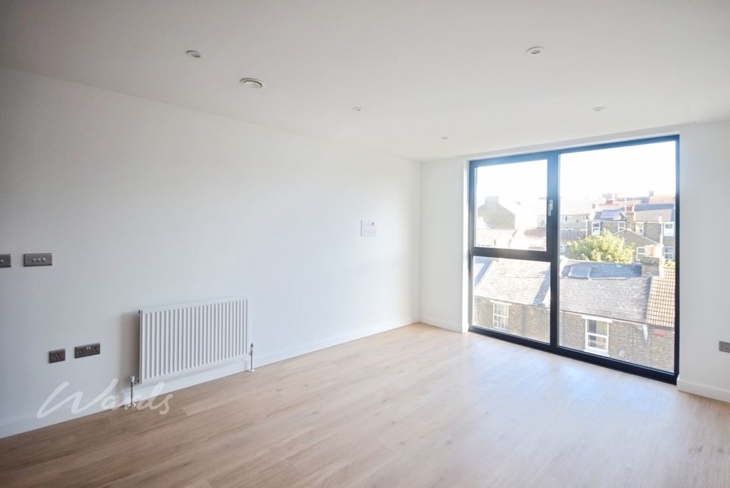 Property photo 3 of 8 William 18 Lounge...