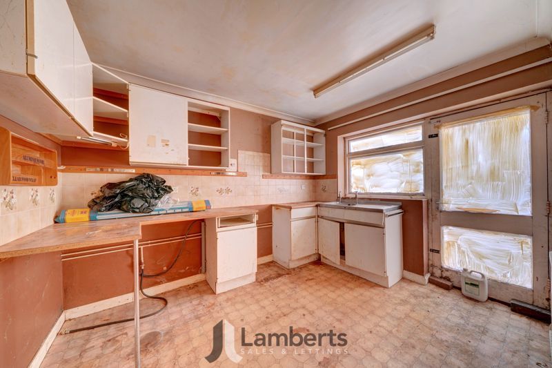 Property photo 3 of 10 Kitchen