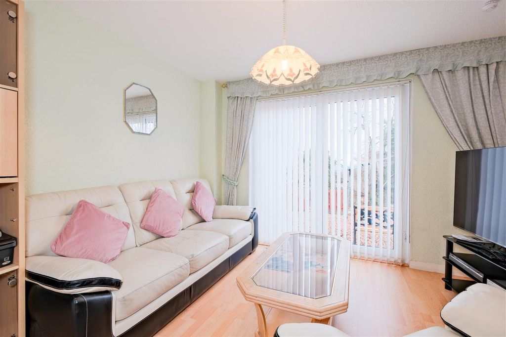 Property photo 2 of 17 Lounge