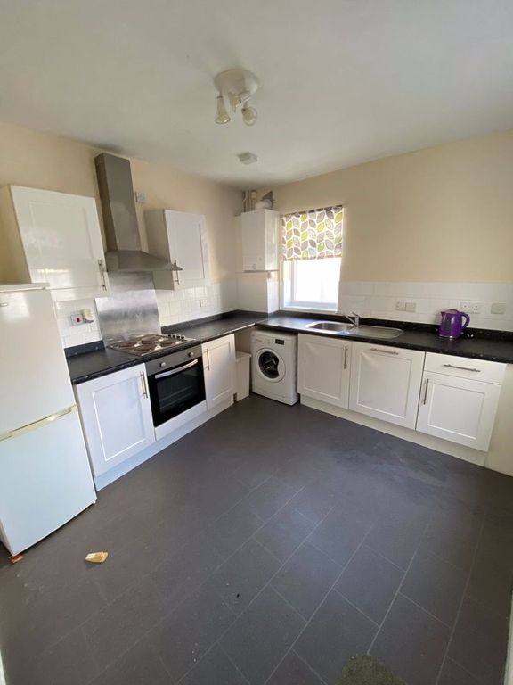 Property photo 3 of 9 Kitchen