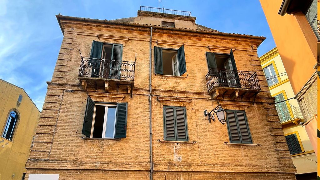 Property photo 1 of 42 Titolo