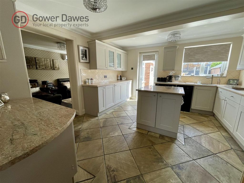 Property photo 3 of 19 Kitchen