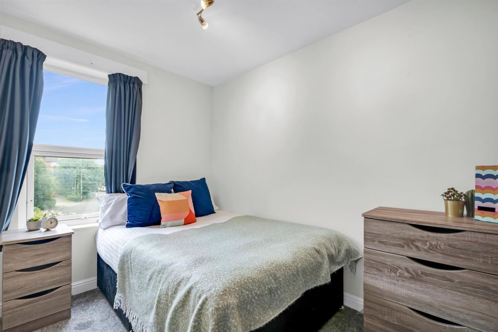 Property photo 3 of 5 Bright, Neatly Presented Double Bedroom With A Com...