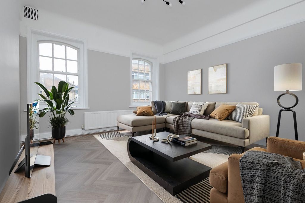 Property photo 2 of 17 1-21, Living Room All