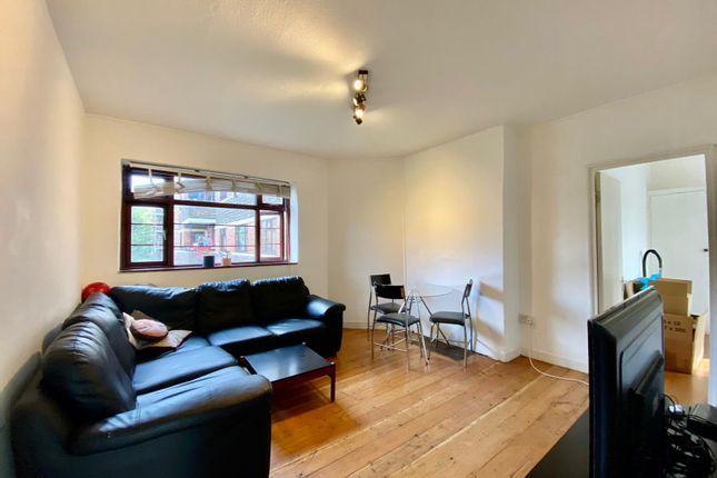 Property photo 1 of 8 A Bright And Airy Four Double Bedroom First Floor Flat Located On A Quiet Residential Street, Situated Within A Short Walk To Clapham Common.