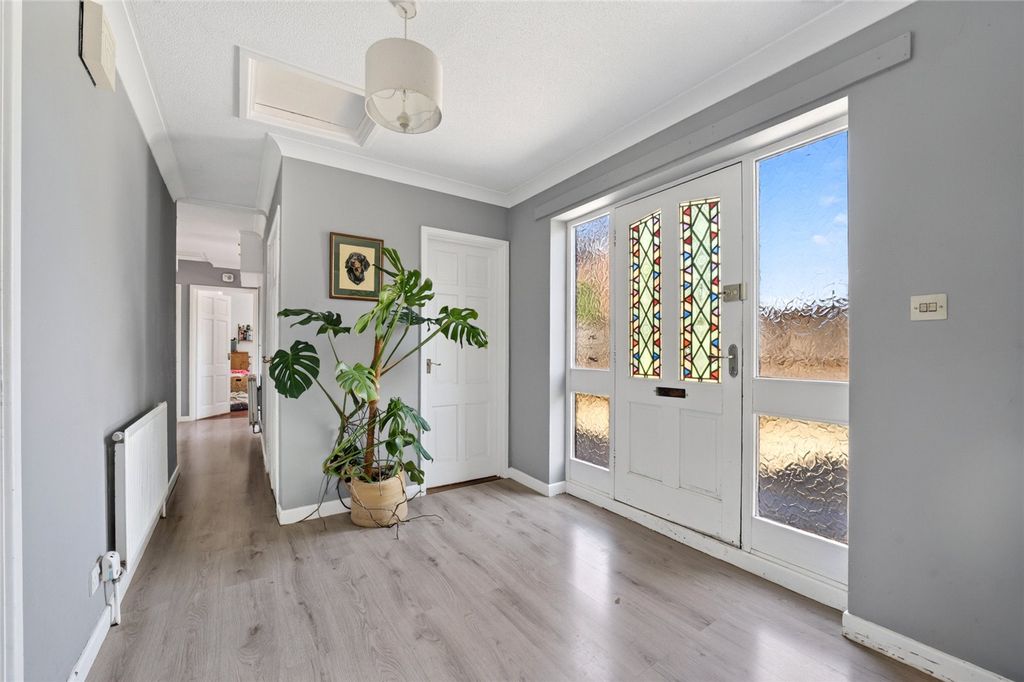 Property photo 2 of 32 Entrance Hall