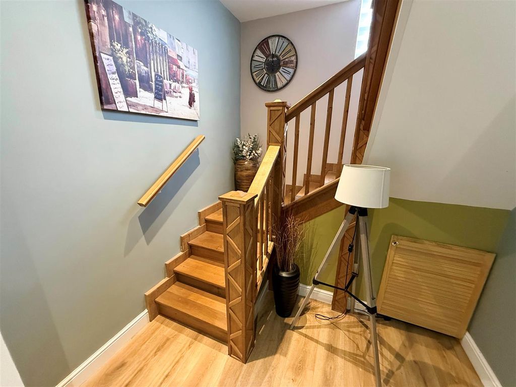 Property photo 3 of 21 Entrance Hall