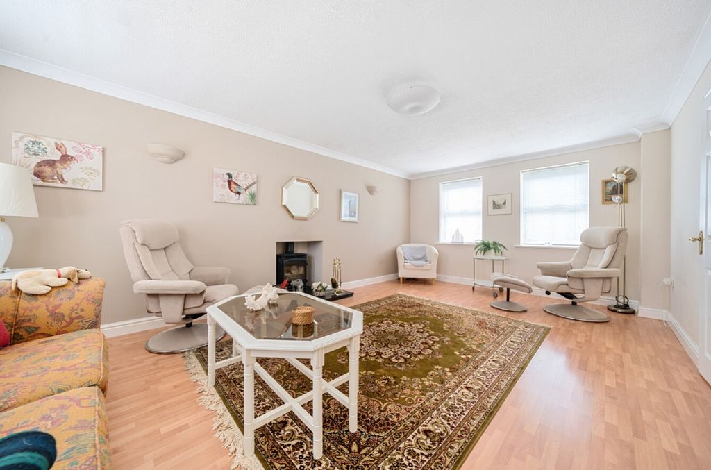 Property photo 2 of 23 11-681A3Da0ee523-1286225-Arw-11