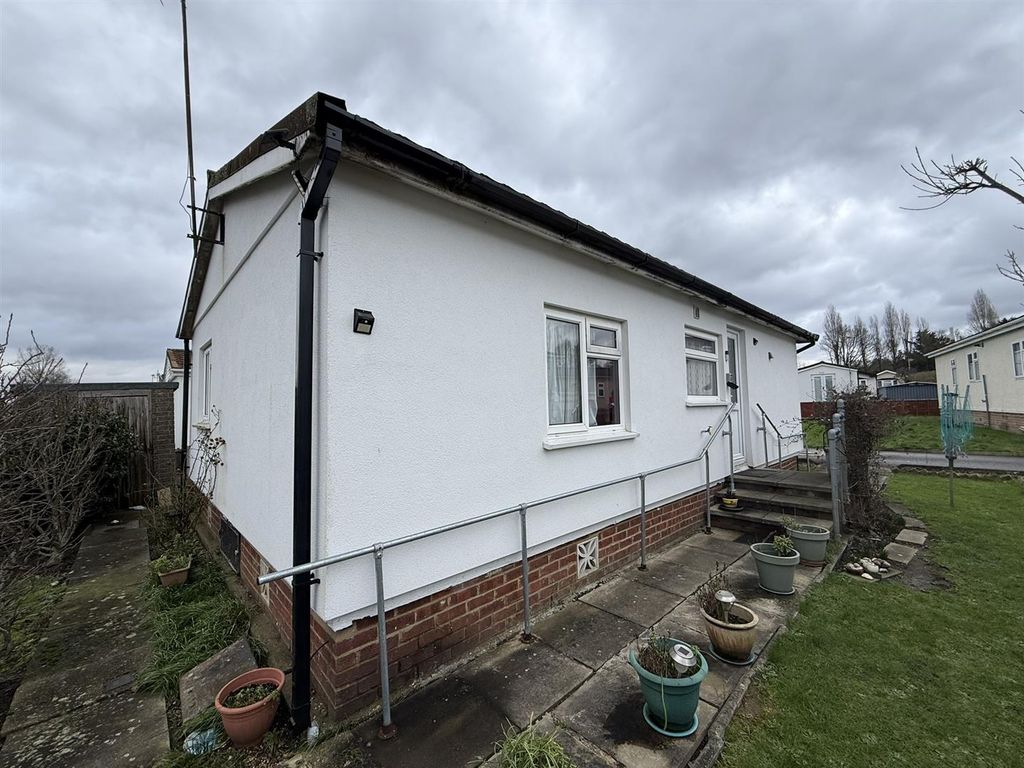 Property photo 1 of 11 Elstree Park