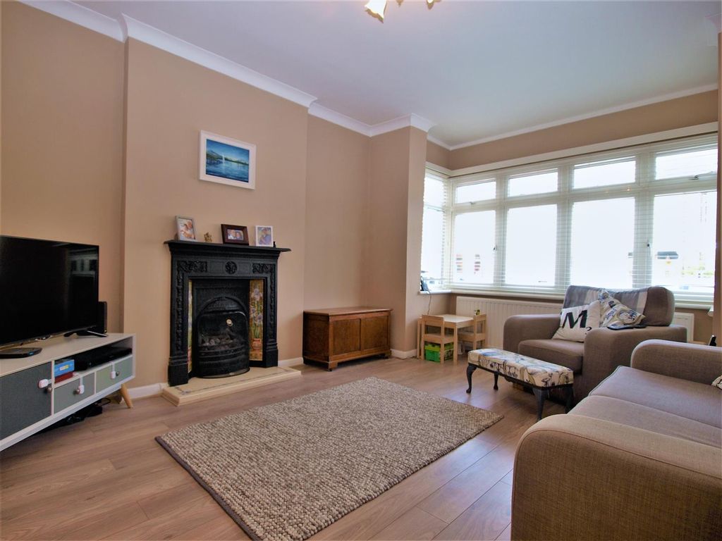 Property photo 3 of 10 Lounge.Jpg