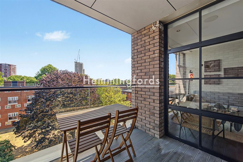 Property photo 3 of 15 Bracklyn Street N1-13.Jpg