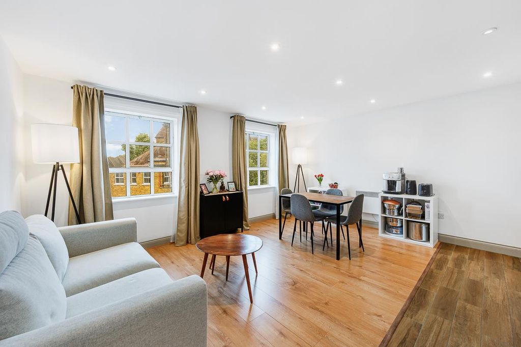 Property photo 2 of 14 5 Wellington Place-3.Jpg