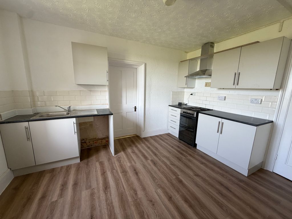 Property photo 3 of 12 Kitchen