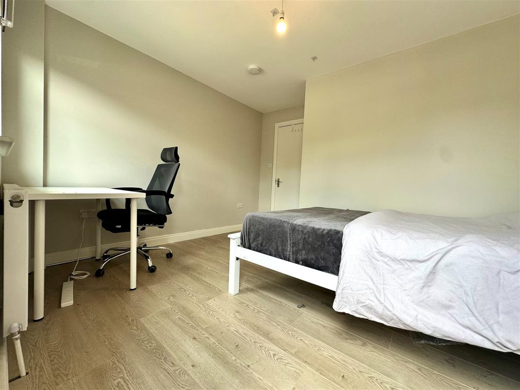 Property photo 1 of 12 Bedroom 2.Jpg