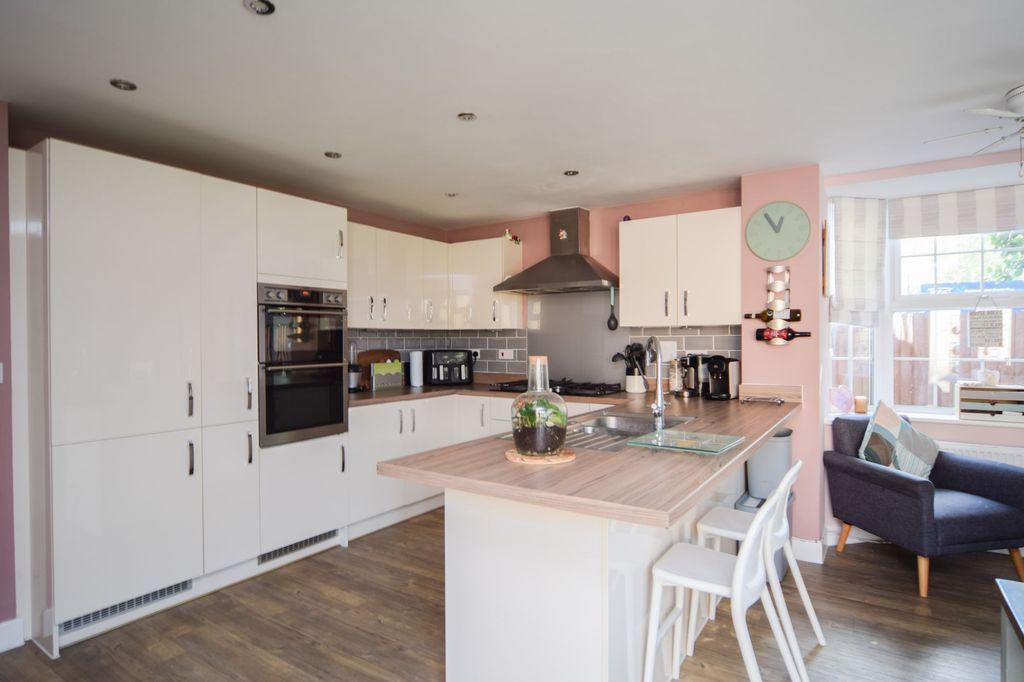 Property photo 3 of 20