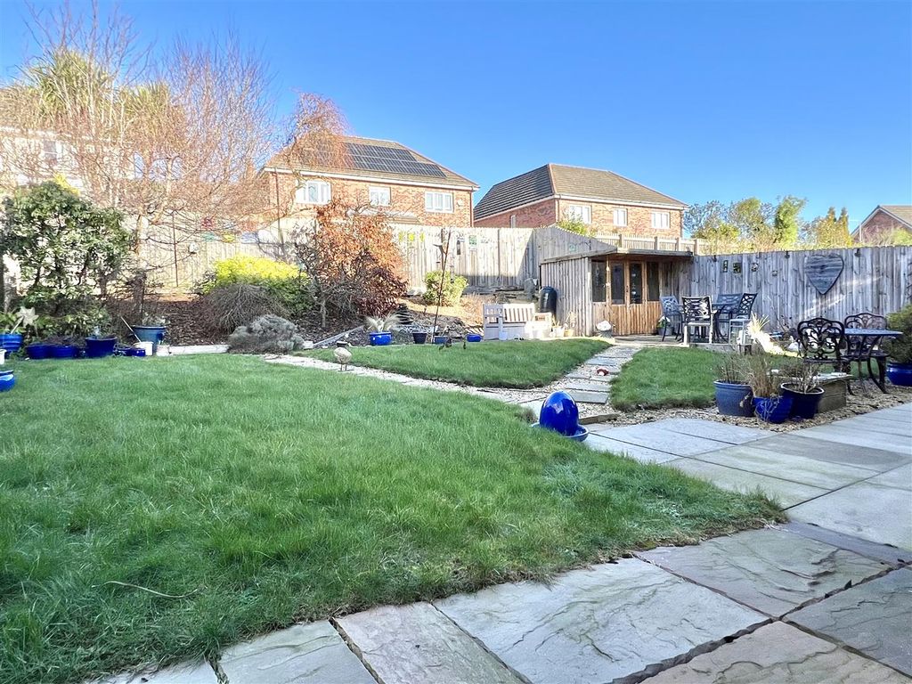 Property photo 2 of 27 Oxcars Avenue, Burntisland