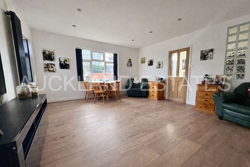 Property photo 3 of 31 Image00014