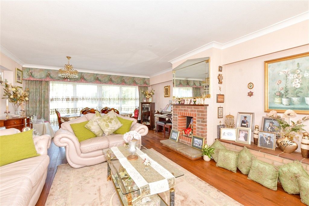 Property photo 2 of 18 Lounge