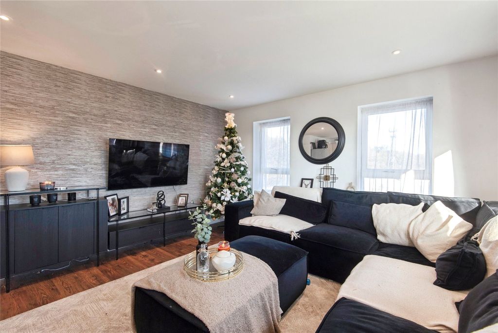 Property photo 3 of 18 Lounge