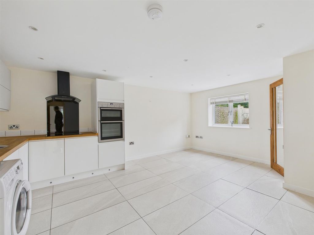 Property photo 2 of 8 Cam03972G0-Pr0164-Still003.Jpg