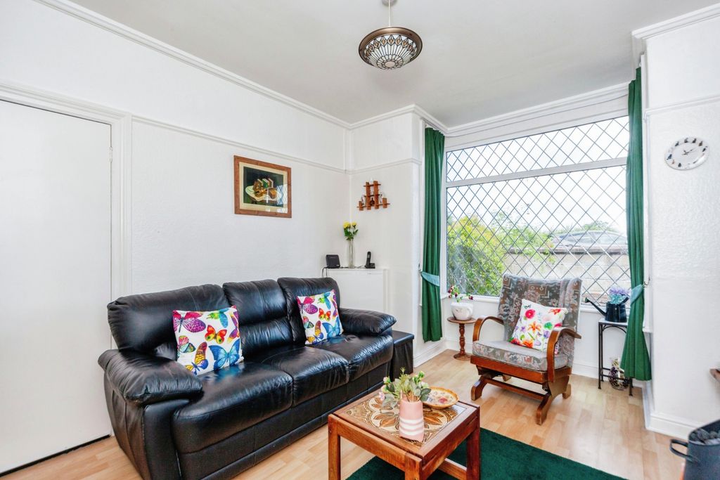 Property photo 3 of 17 Lounge