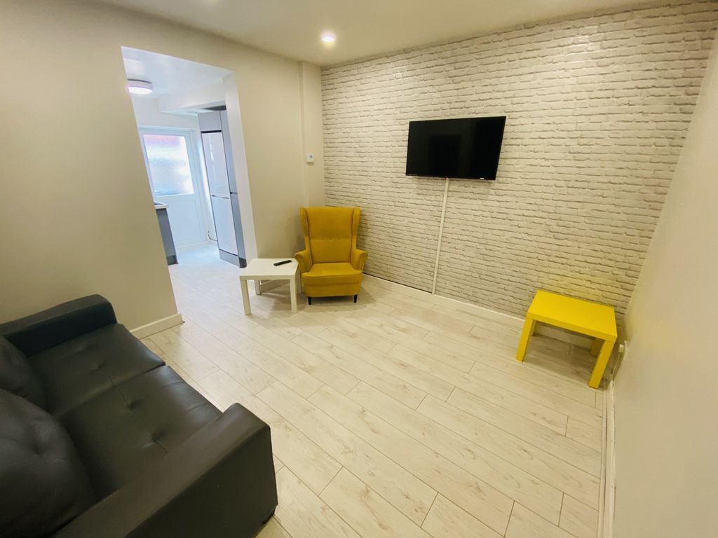 Property photo 2 of 13 A Stylish Living Room Featuring A Comfortable Blac...