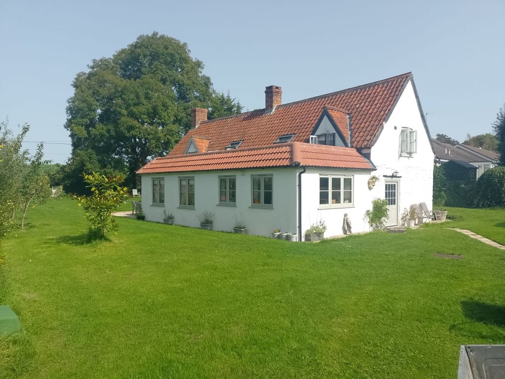 Property photo 2 of 25 House In Summer