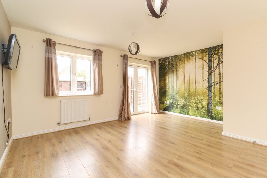 Property photo 3 of 12 Picture 3