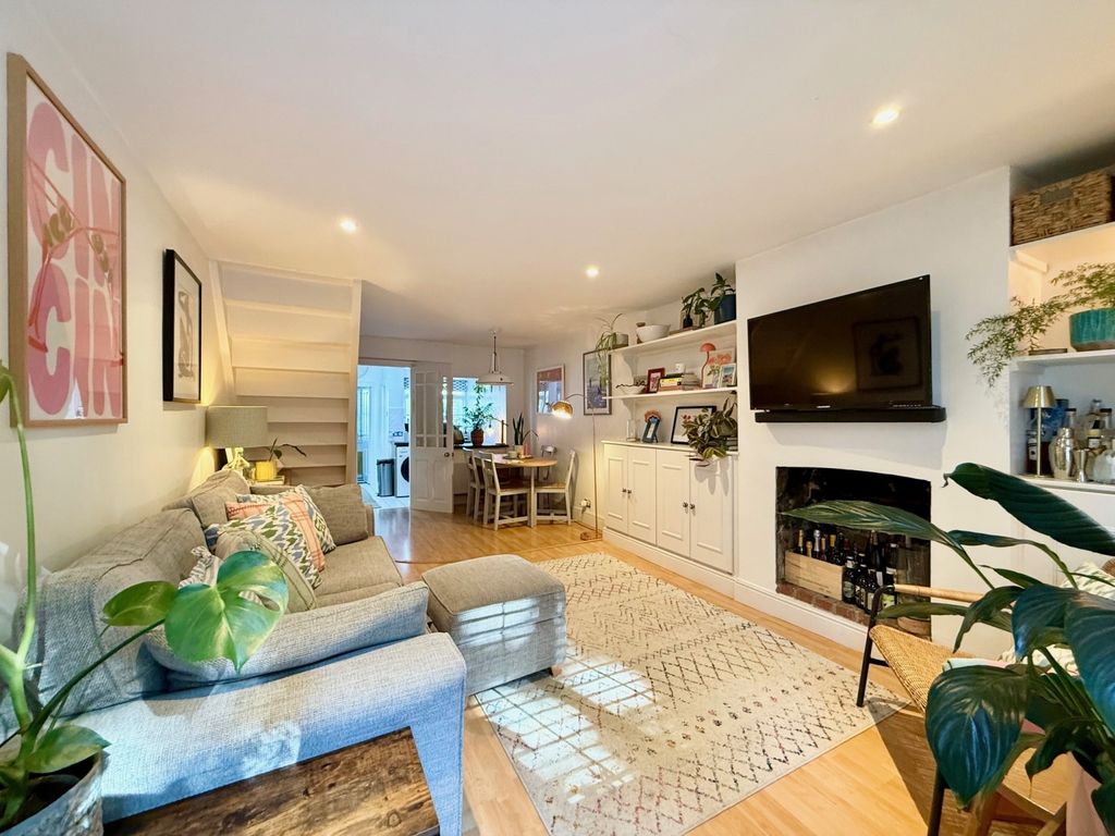 Property photo 3 of 17 Lounge