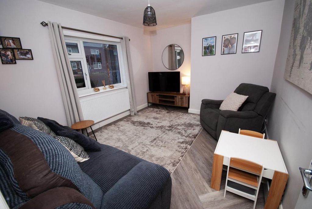 Property photo 3 of 21 Lounge