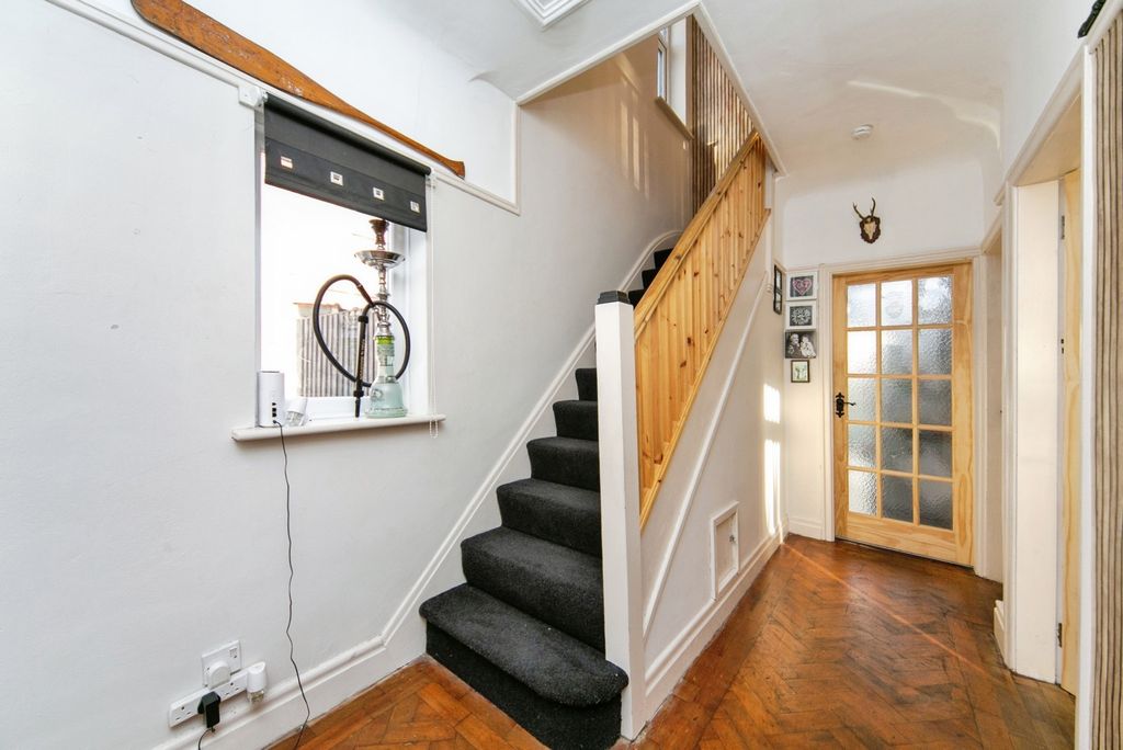 Property photo 2 of 17 Entrance Hall