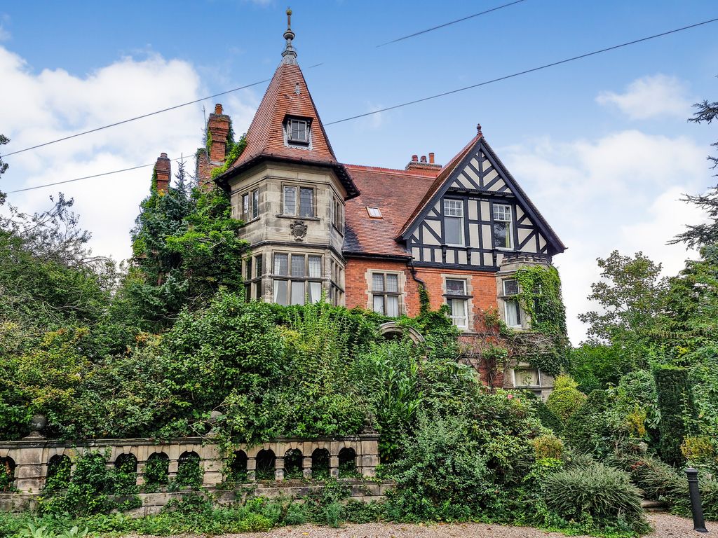 Property photo 1 of 9 Hawthornden Manor - Exterior