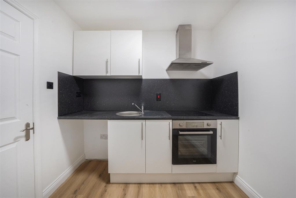 Property photo 3 of 6 Newly Fitted Shared Kitchen