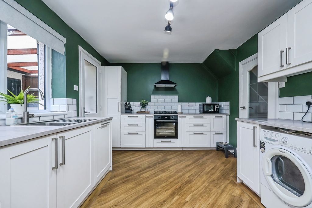 Property photo 3 of 19 Kitchen