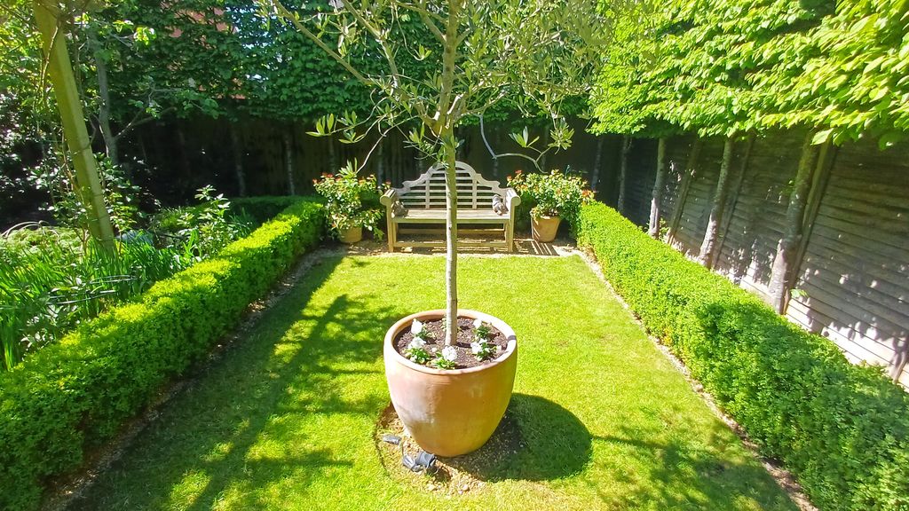 Property photo 2 of 27
