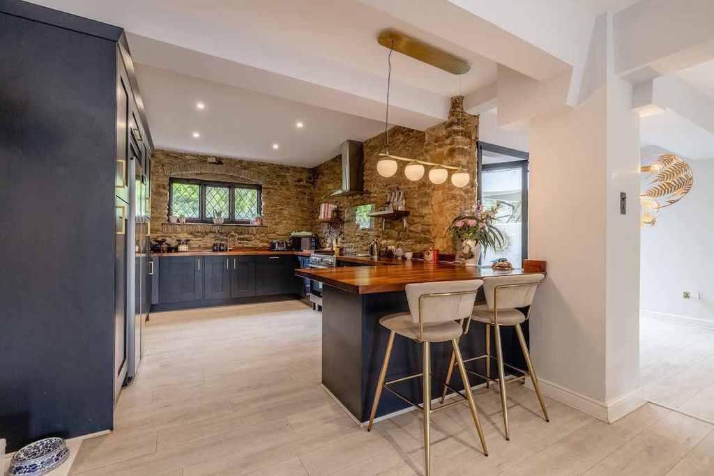 Property photo 2 of 28