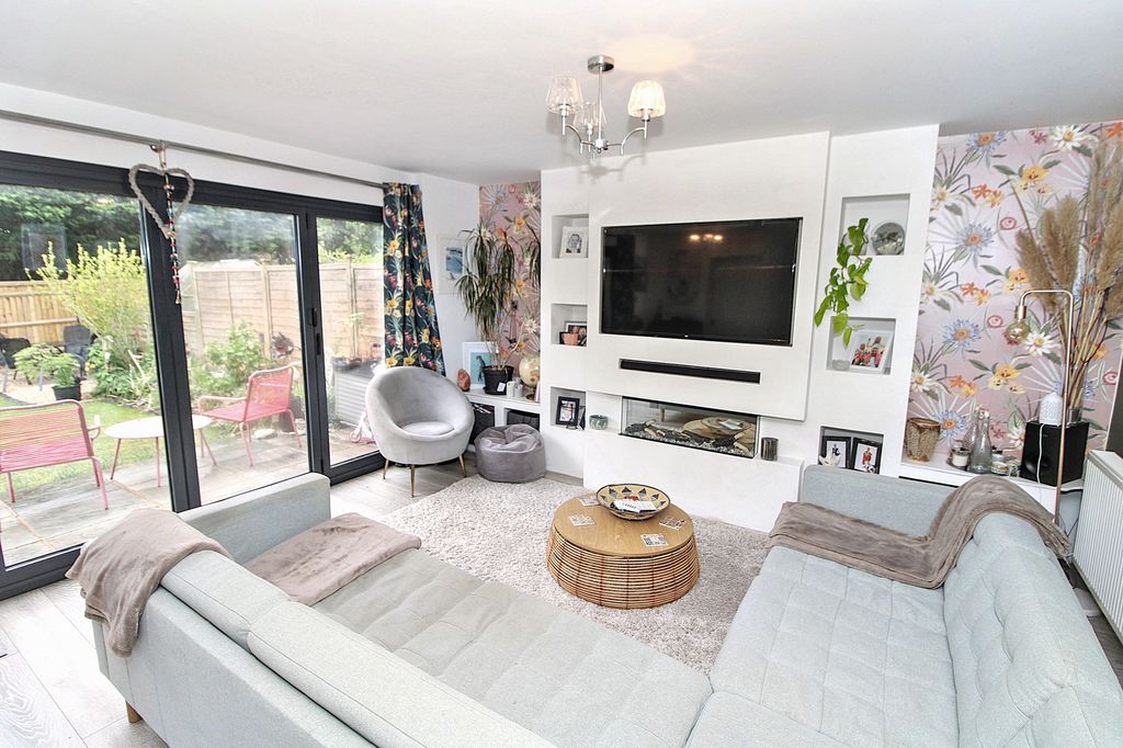 Property photo 2 of 17