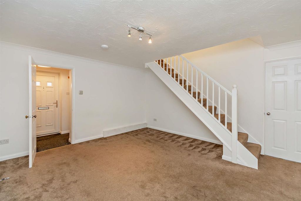 Property photo 3 of 15 8673686-Interior11-800.Jpg