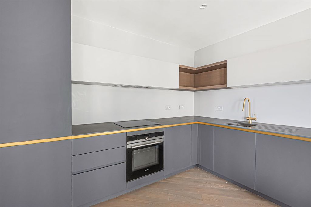 Property photo 3 of 19 Kitchen