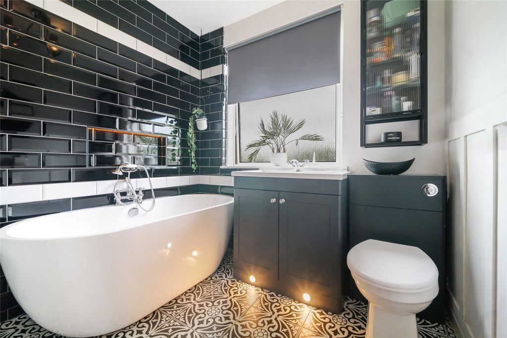 Property photo 3 of 17 Bathroom