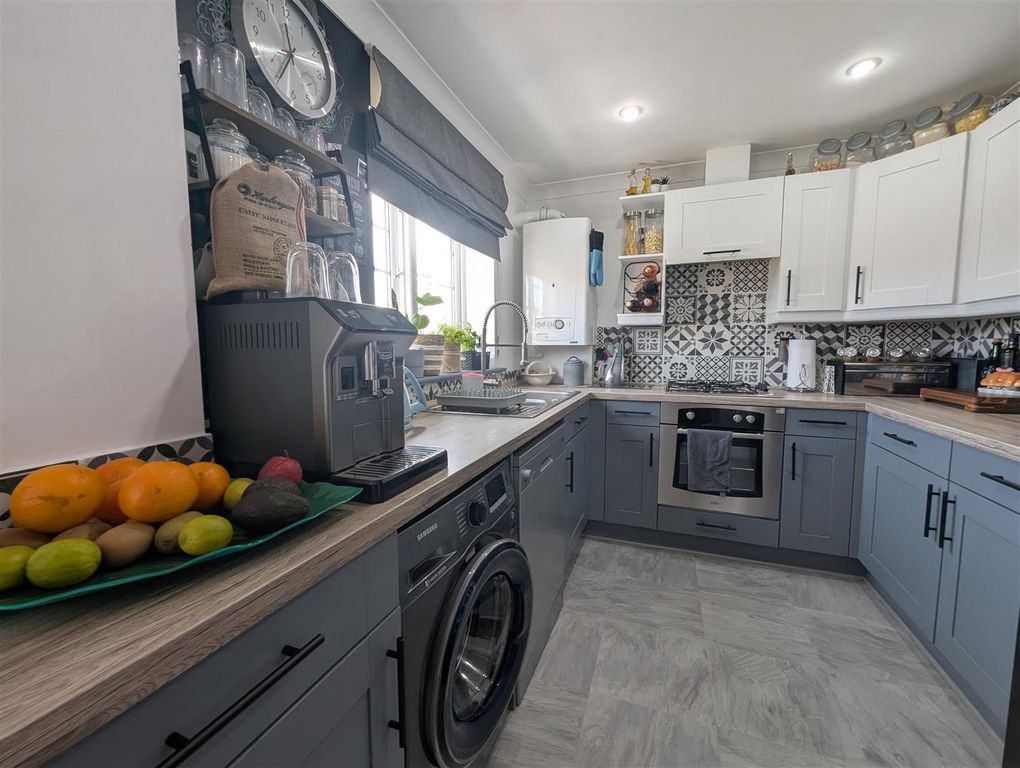 Property photo 3 of 9 Kitchen