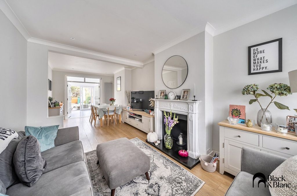 Property photo 3 of 20 Living Room