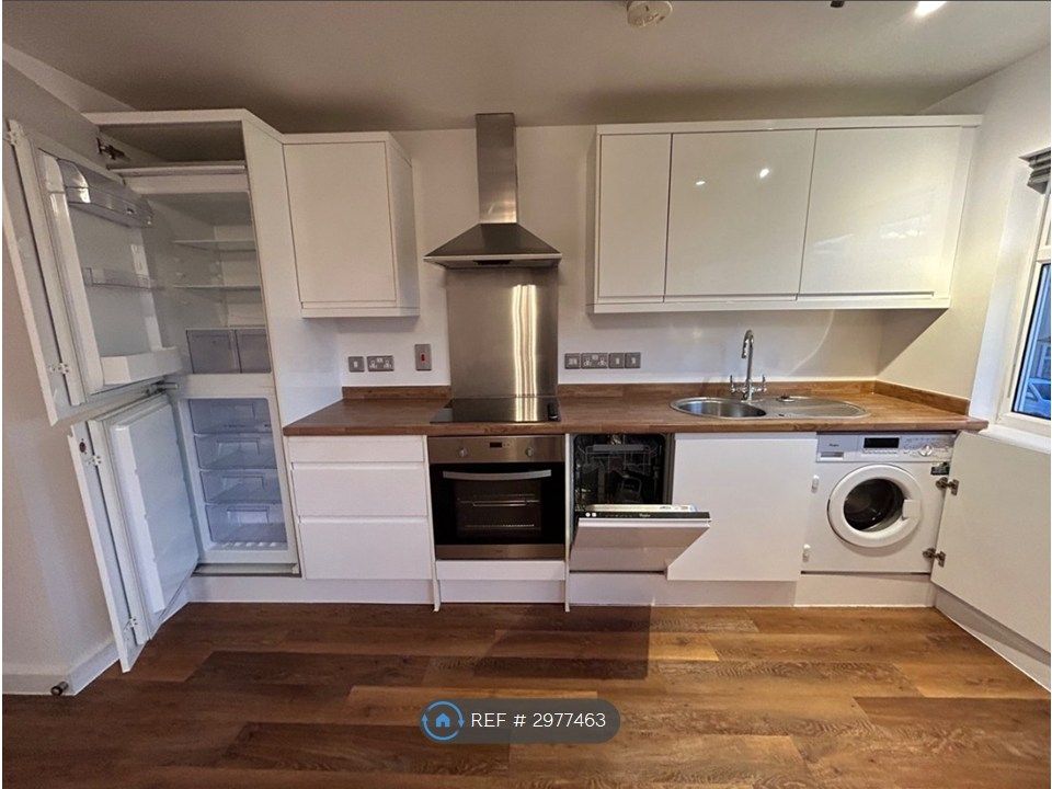 Property photo 3 of 7 Fully Fitted Kitchen
