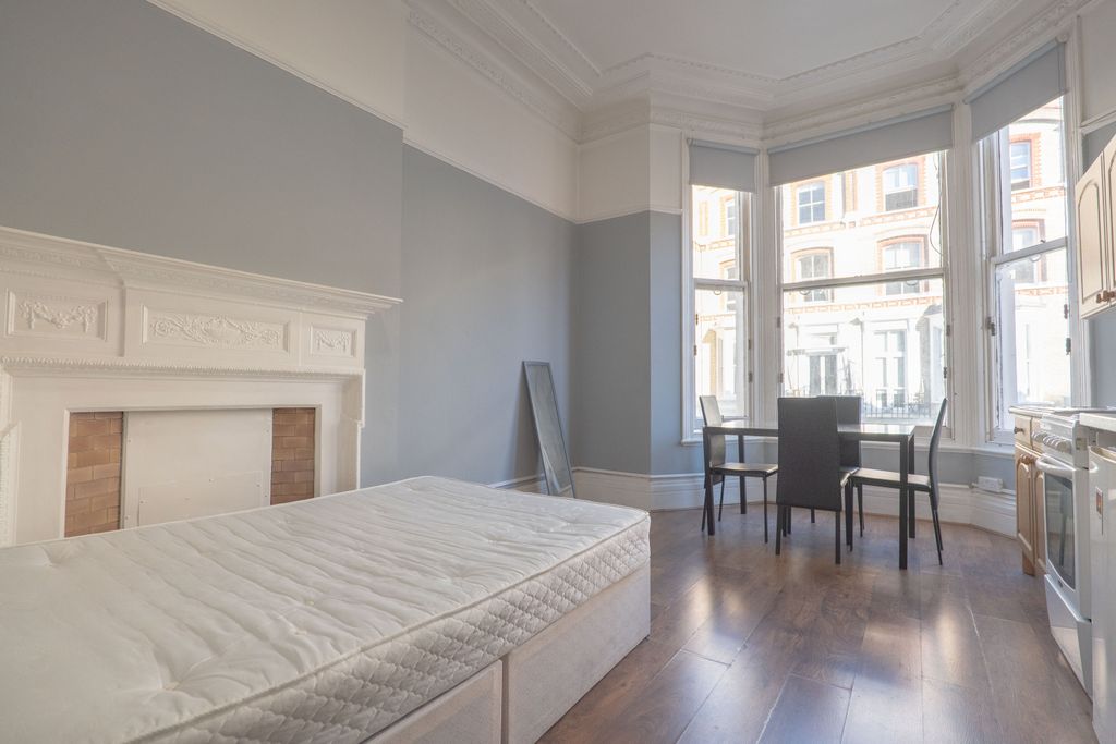 Property photo 1 of 6 Studio To Rent