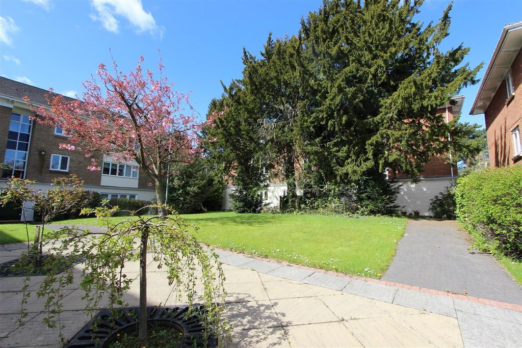 Property photo 3 of 7 Externally