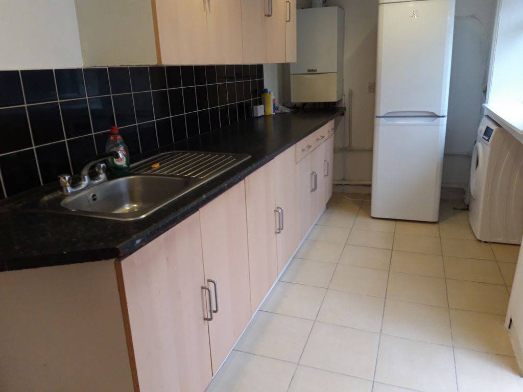 Property photo 3 of 12 Kitchen