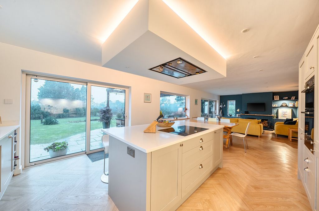 Property photo 2 of 28