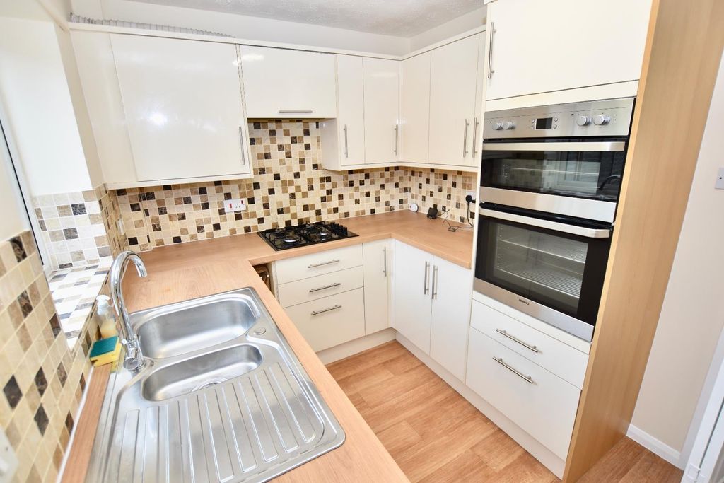 Property photo 3 of 9 Kitchen